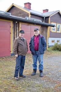 Pauls vinnande bidrag i Logosols tävling om bästa byggprojekt: ett virkesförråd med dörrar målade med Roslagsmahogny.