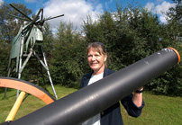 – Designen tilltalar även den som inte jagar, säger Tuula Juselius, som startat tillverkning av det älgformade tornet i bakgrunden.