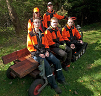 Här är killarna som hellre jobbar i skogen än sitter hemma vid datorn. Fr v Joakim Viktorsson, Robert Jönsson, Tommy Holst, Robin Hermansson och Johan Aho. De tjärade plankorna används som spångar och är sågade av ungdomarna själva.