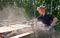 Mattias Byström sågar ek med Big Mill System.