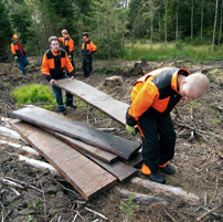 Ungdomarna i Gislaved tillverkar själv sitt byggmaterial med sågverket Big Mill Basic.