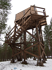 Planket på toppen av tornet döljer 12 ton betong som splitterskydd.