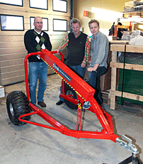 Stefan Lönnman (t v) konstruerade lunnarvagnen som han själv behövde. Nu lanseras den av Logosol, här representerat av Bengt-Olov Byström och Mattias Byström.