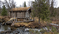 Den vedeldade bastun ligger mitt i en brusande fjällfors.