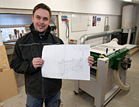 – Vi har fått arkitekthjälp för att skapa egna produkter, berättar David Torstensson och visar ritningen på ett staket. Tillverkningen sker bland annat med en Logosol PH260.