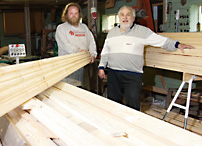 Jan-Erik och Tonny Kristiansson skapade ett arbetstillfälle i Bergvik med träkunnande och två hyvelmaskiner från Logosol, en PH260 och en SH230. Byggsågen ställde de undan.