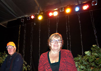 Händer det inget så får man ordna det själv. Tyckte Rune och Iris Steen som intagit scenen i sin egenbyggda och sågade nöjeslokal.