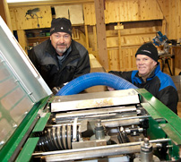 Kent Lindh och Janne Hellgren vid den fyrkutterhyvel som är kärnan i verksamheten för Sandshults Trä.