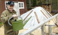Vattenkannan är inte till för att Solosågen ska växa. Våge Ivarsson använder den för att fylla på vatten för kylning av bandsågen som storsågade efter stormen 2005.